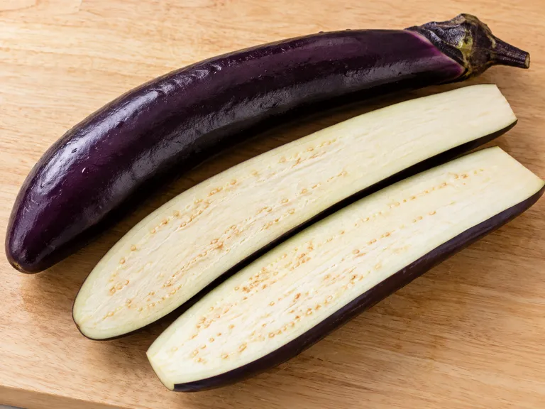 가지 손질 예시 · AI 생성 이미지