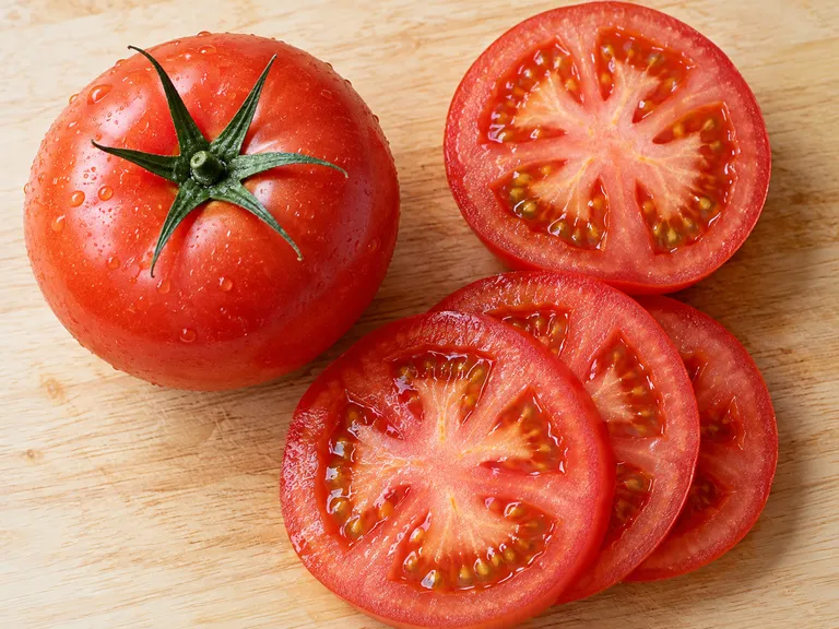 토마토 손질 예시 · AI 생성 이미지